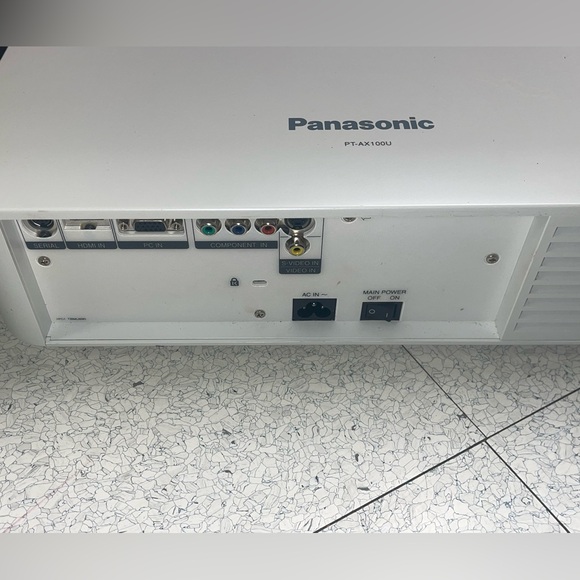Panasonic PT AX-100U high definition projector with accessories. No remote. - Picture 4 of 16